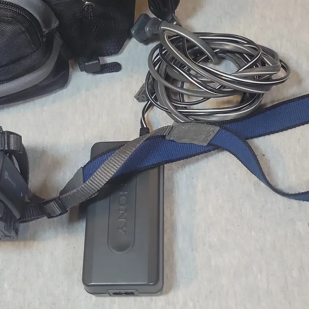 Sony DCR-TRV140 Handycam Digital8/Hi8 60x NightShot w/ Bag Remote Tapes